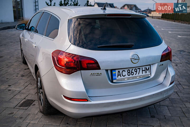 Універсал Opel Astra 2012 в Луцьку