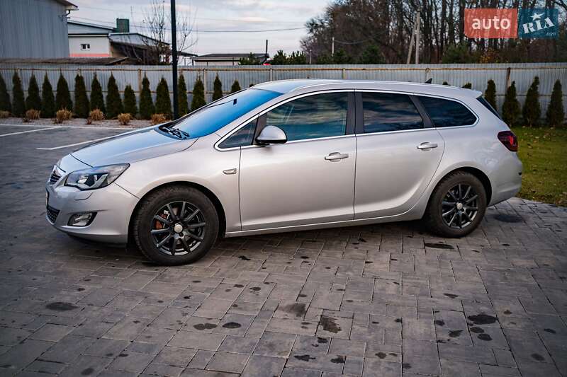 Універсал Opel Astra 2012 в Луцьку