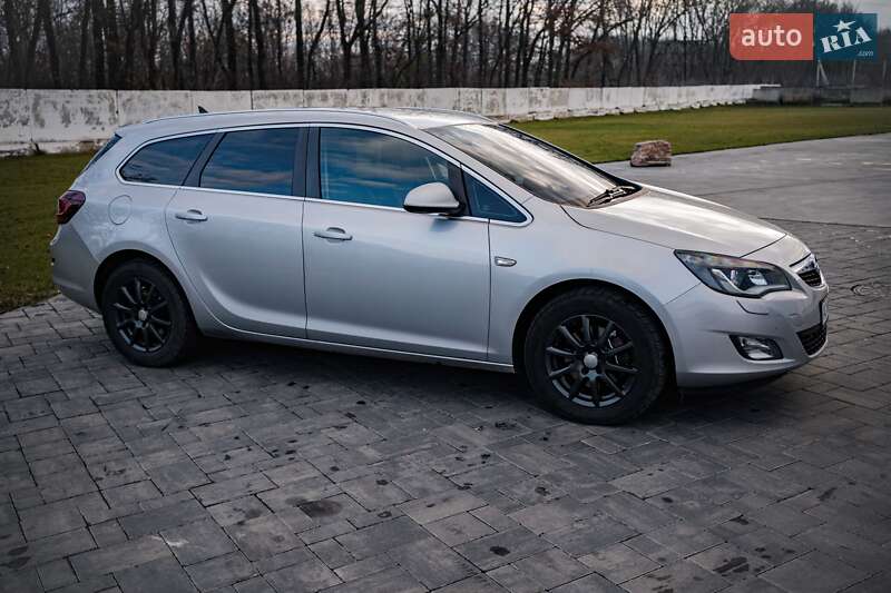 Універсал Opel Astra 2012 в Луцьку