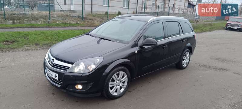 Универсал Opel Astra 2010 в Лохвице