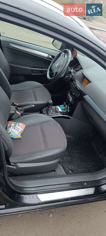 Универсал Opel Astra 2010 в Лохвице