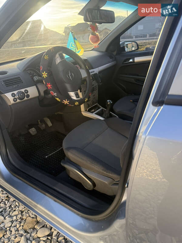 Хэтчбек Opel Astra 2008 в Надворной