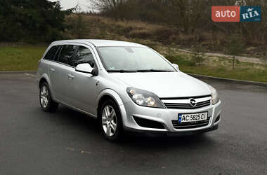 Універсал Opel Astra 2010 в Рівному