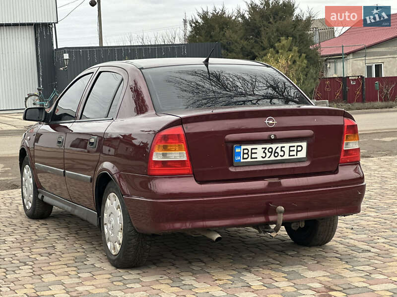 Седан Opel Astra 2006 в Новом Буге