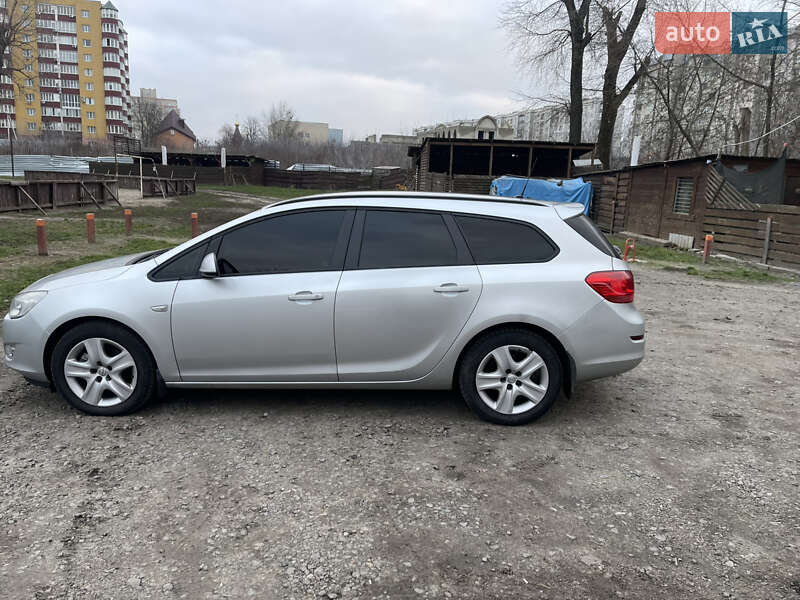 Універсал Opel Astra 2011 в Сумах
