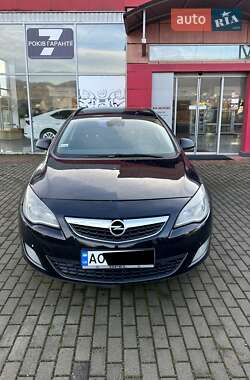 Универсал Opel Astra 2010 в Хусте
