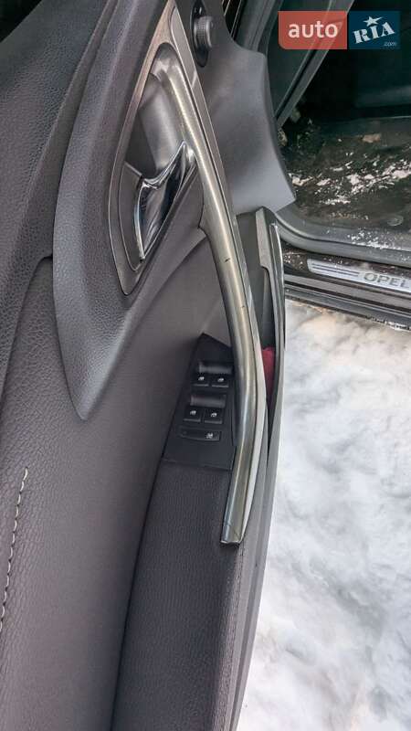 Універсал Opel Astra 2011 в Золочеві