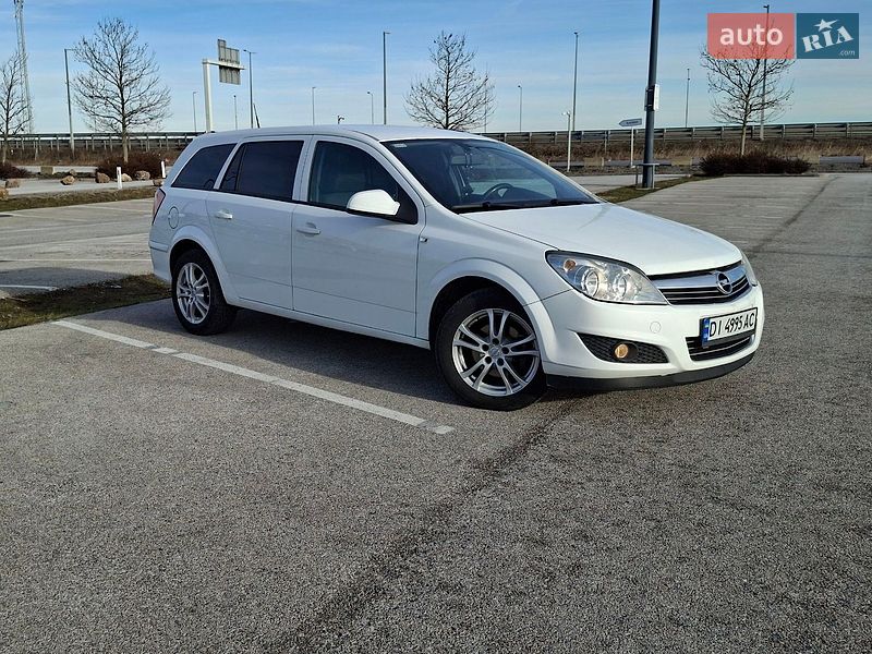 Универсал Opel Astra 2010 в Тячеве