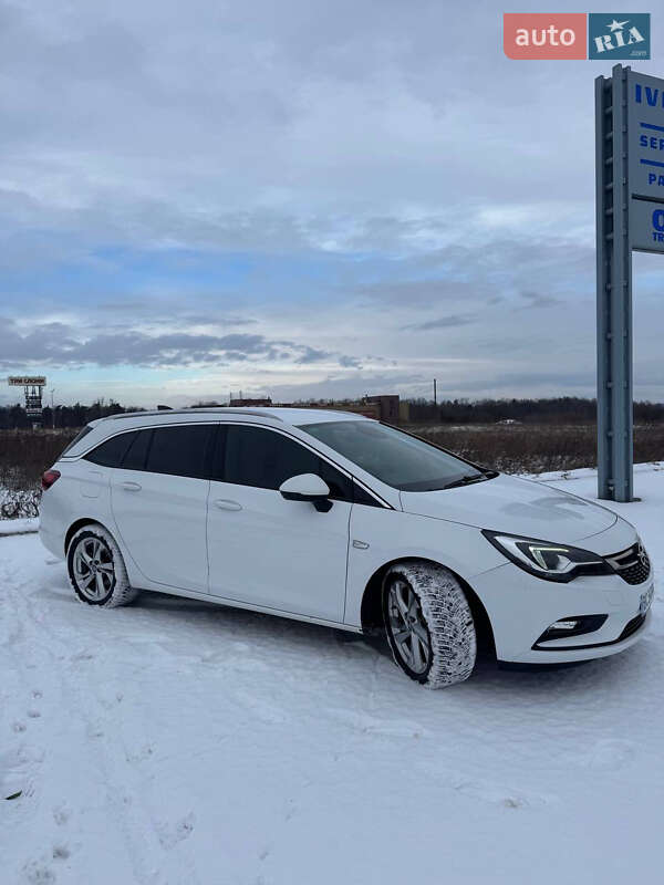 Універсал Opel Astra 2016 в Новояворівську