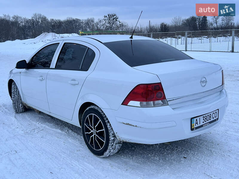 Седан Opel Astra 2012 в Прилуках