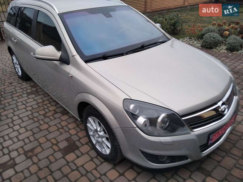 Універсал Opel Astra 2010 в Ковелі