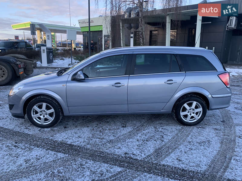 Універсал Opel Astra 2010 в Рівному