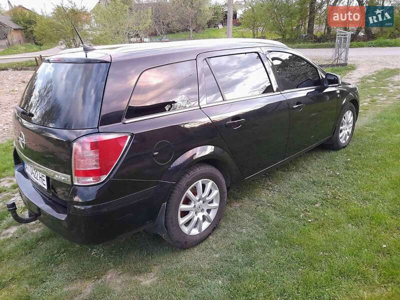 Універсал Opel Astra 2010 в Івано-Франківську