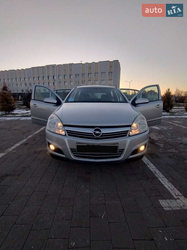 Хетчбек Opel Astra 2007 в Мостиській