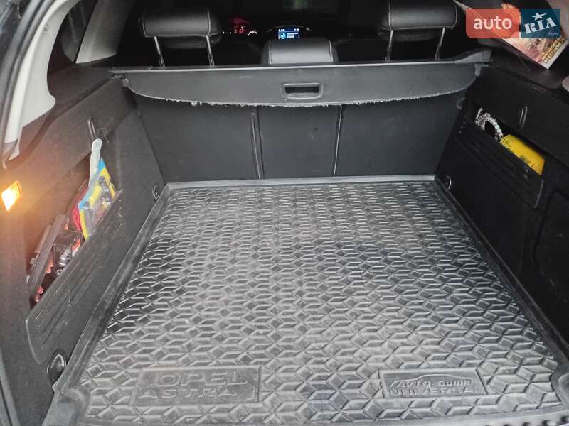 Универсал Opel Astra 2011 в Первомайске