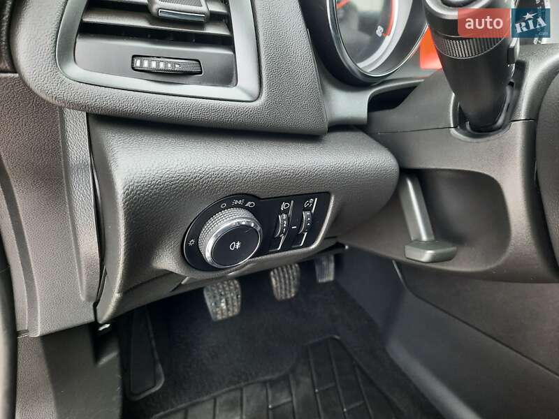 Універсал Opel Astra 2013 в Рівному