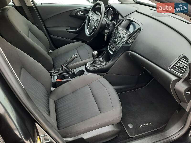 Універсал Opel Astra 2013 в Рівному