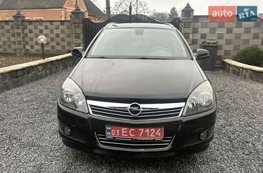 Універсал Opel Astra 2010 в Рівному