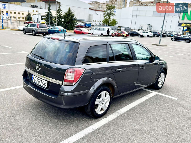 Универсал Opel Astra 2011 в Киеве