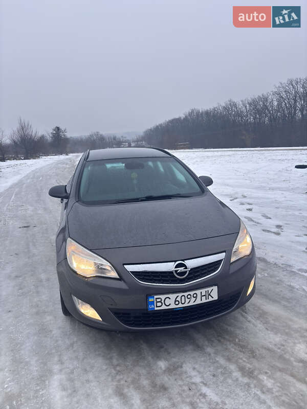 Універсал Opel Astra 2011 в Умані
