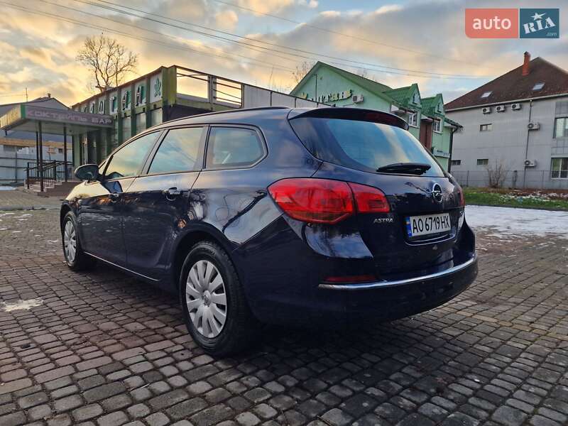 Универсал Opel Astra 2013 в Мукачево