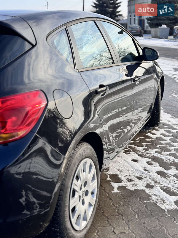 Хэтчбек Opel Astra 2010 в Великой Багачке