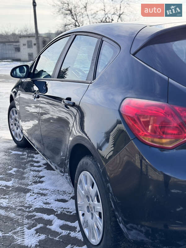 Хэтчбек Opel Astra 2010 в Великой Багачке