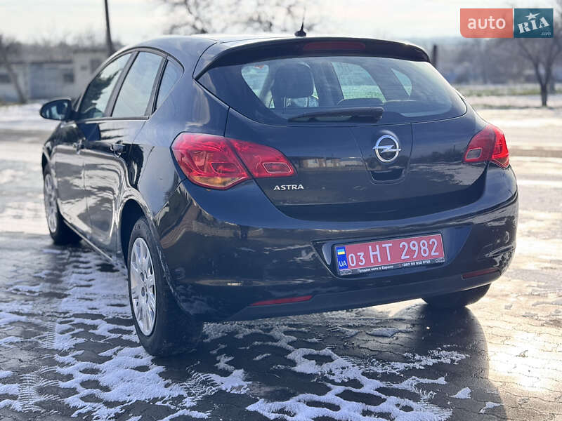 Хэтчбек Opel Astra 2010 в Великой Багачке