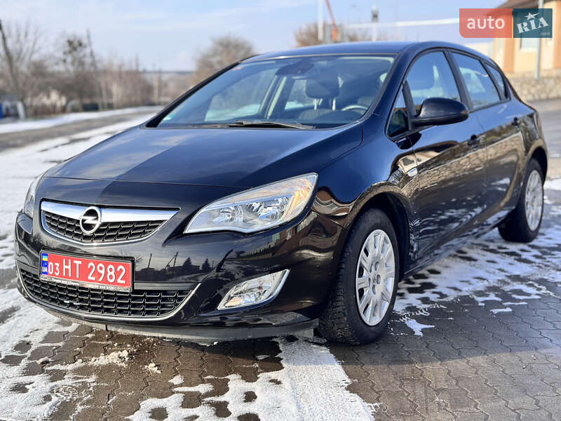 Хэтчбек Opel Astra 2010 в Великой Багачке