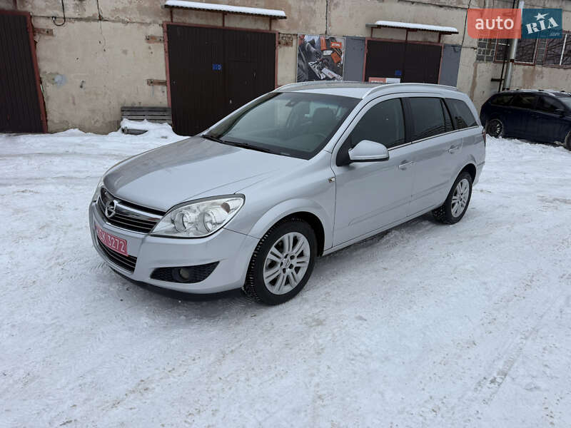 Универсал Opel Astra 2010 в Калуше