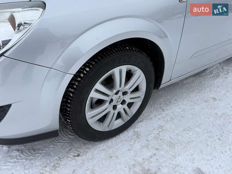 Универсал Opel Astra 2010 в Калуше