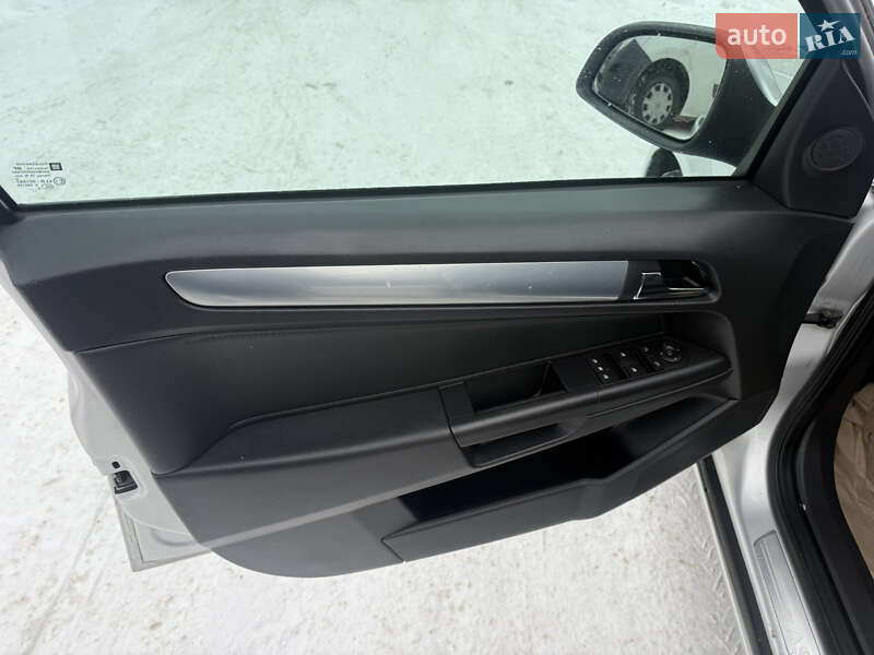 Универсал Opel Astra 2010 в Калуше