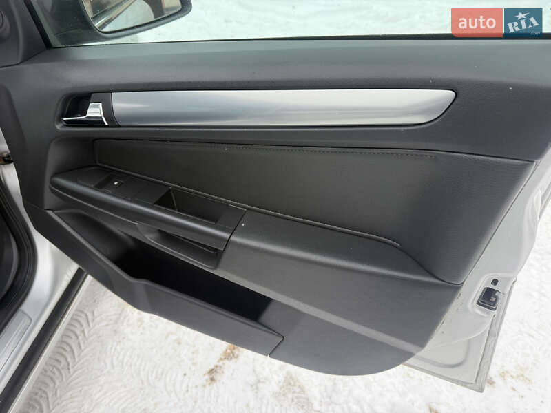 Универсал Opel Astra 2010 в Калуше