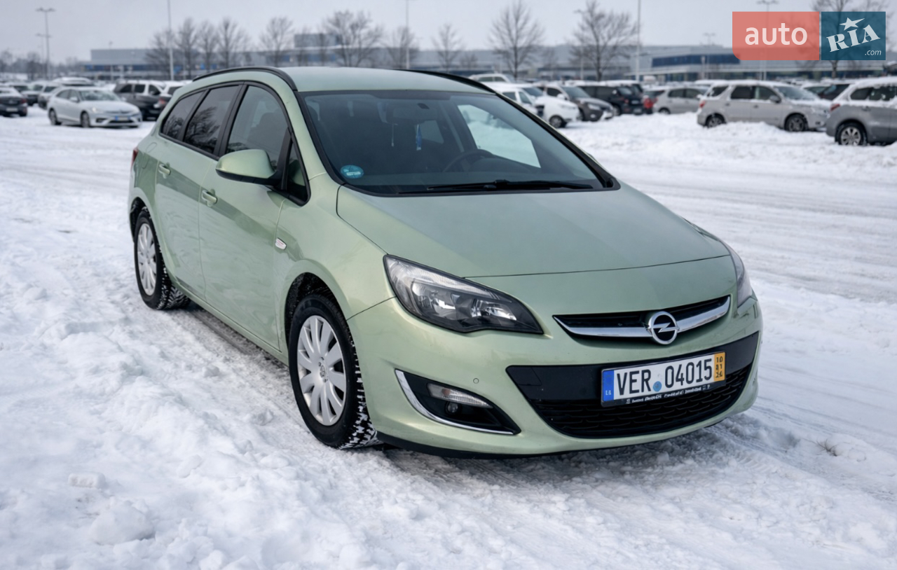 Opel Astra 2013 року - надійний, економний та практичний автомобіль для щоденного користування і подорожей. Оснащений дизельним двигуном 1.7, який відзначається низькою витратою пального та довговічністю.
Пробіг - 252 тис. км, авто доглянуте та в хорошому технічному стані.
Автомобіль дуже зручний і комфортний - є все необхідне для приємної їзди:
• комфортний салон
• кондиціонер
• електросклопідйомники
• електрорегулювання дзеркал
• бортовий комп'ютер
• мультимедіа / аудіосистема
• ABS, ESP, подушки безпеки
• центральний замок

Opel Astra чудово тримається дороги, впевнено поводиться взимку та ідеально підходить як для міста, так і для траси.
Просторий багажник, економний двигун
і німецька якість роблять цей автомобіль вигідним вибором.
Звертайтесь


