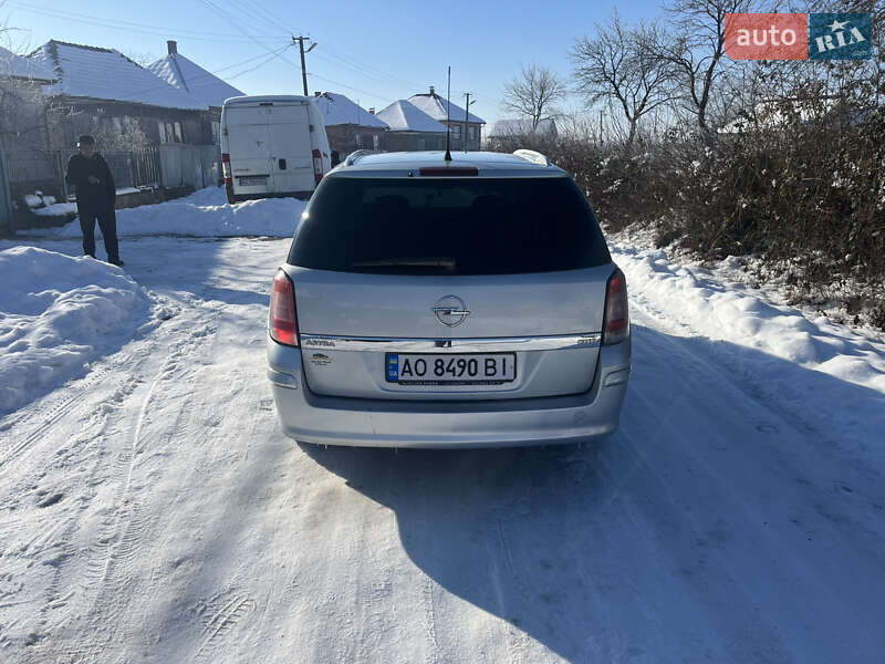 Универсал Opel Astra 2009 в Хусте