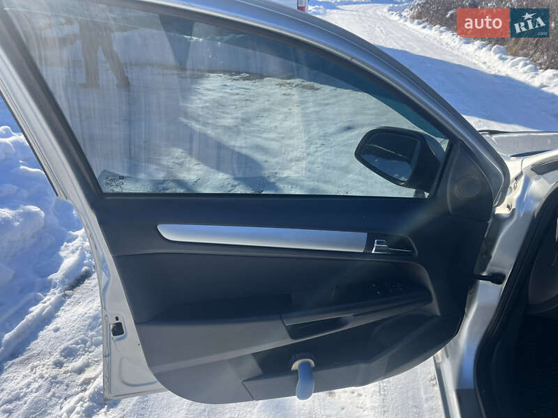 Универсал Opel Astra 2009 в Хусте