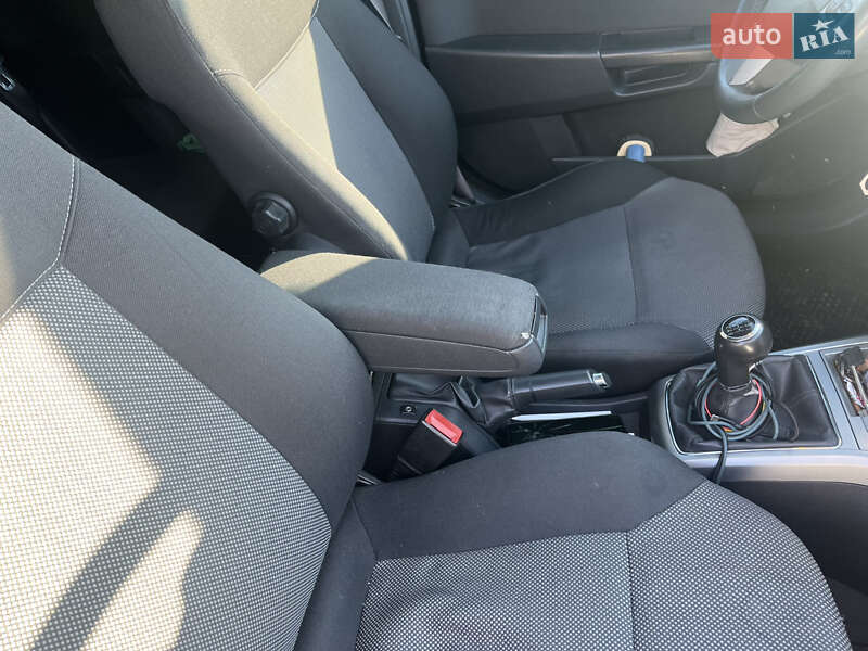 Универсал Opel Astra 2009 в Хусте