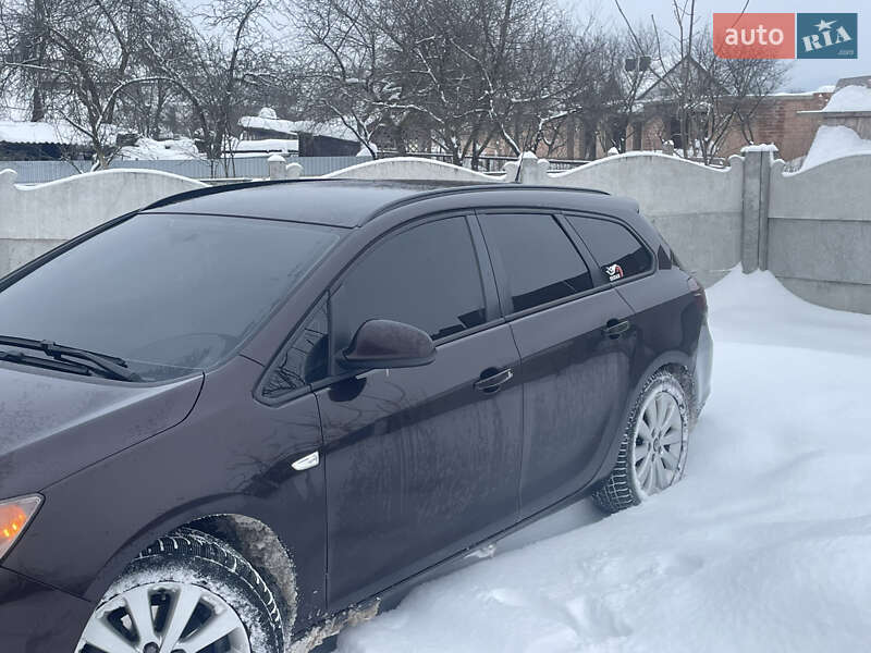 Универсал Opel Astra 2011 в Ивано-Франковске