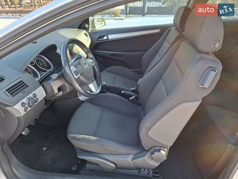 Купе Opel Astra 2007 в Миргороде