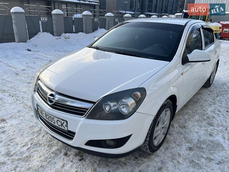 Седан Opel Astra 2013 в Киеве фото 2 Седан Opel Astra 2013 в Киеве