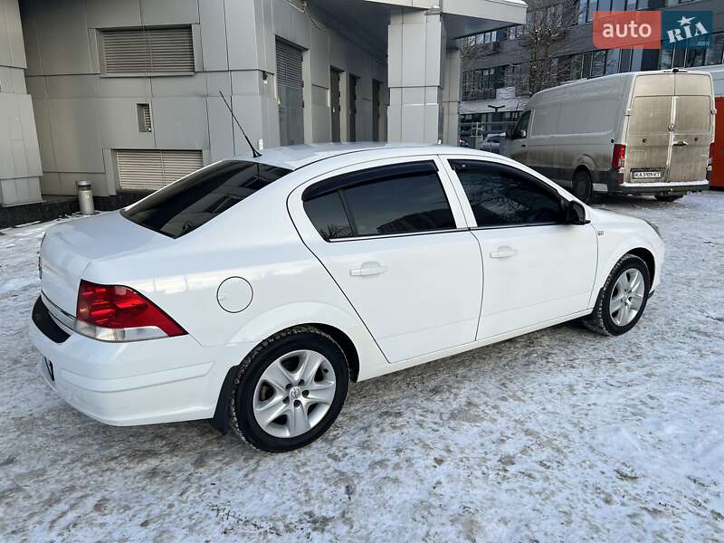 Седан Opel Astra 2013 в Киеве фото 6 Седан Opel Astra 2013 в Киеве