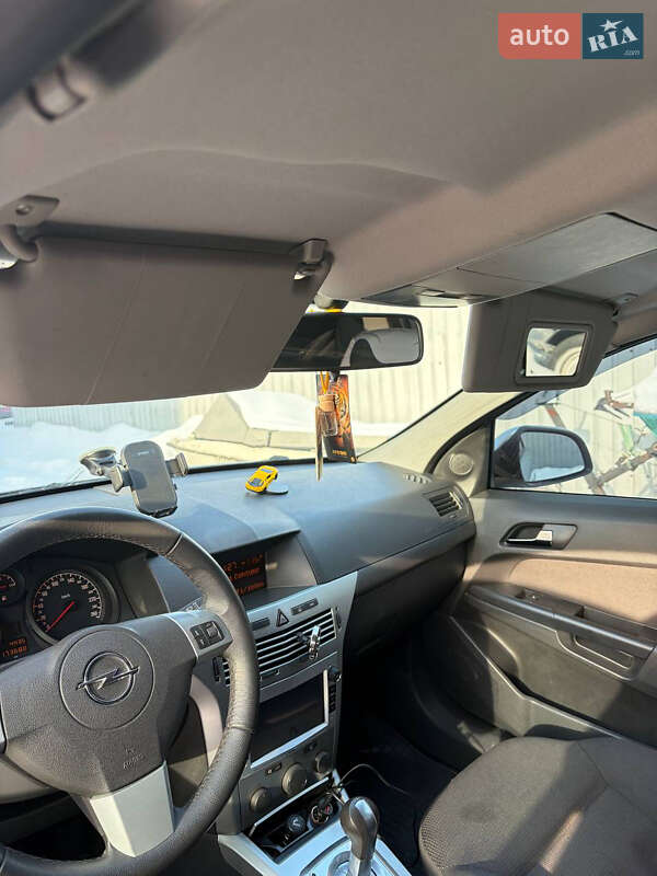 Седан Opel Astra 2013 в Києві