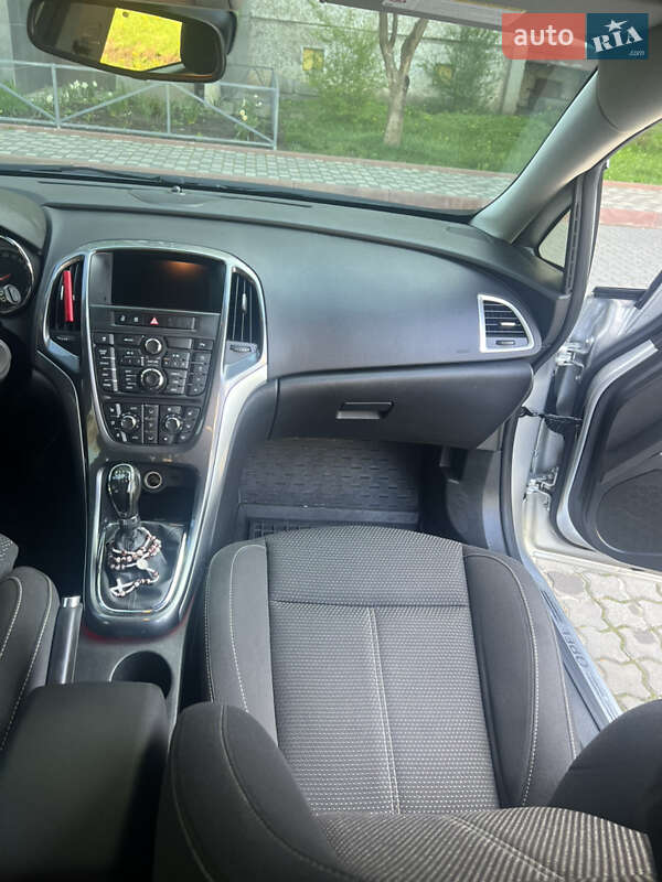 Универсал Opel Astra 2013 в Ивано-Франковске
