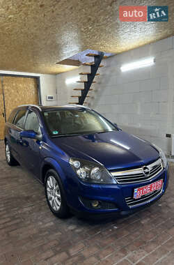 Универсал Opel Astra 2010 в Хороле