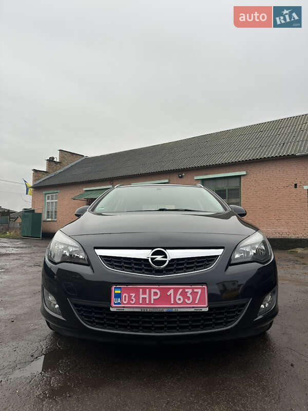 Универсал Opel Astra 2012 в Нововолынске