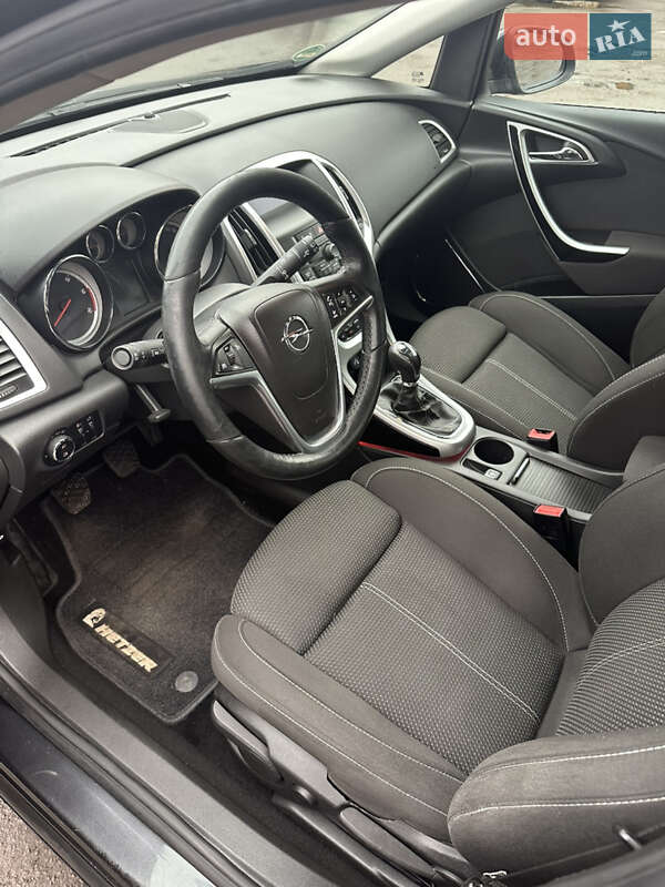 Универсал Opel Astra 2012 в Нововолынске