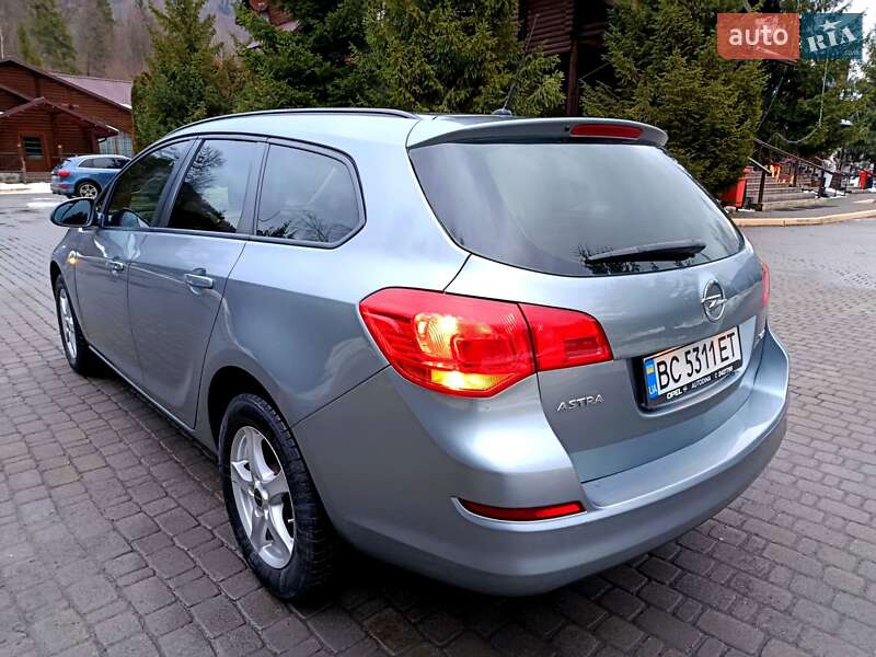 Универсал Opel Astra 2011 в Сколе