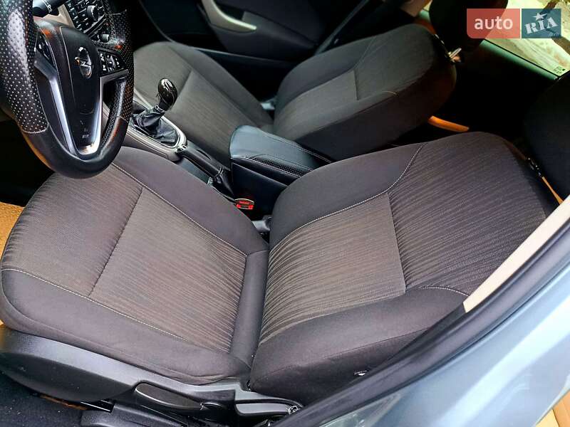 Универсал Opel Astra 2011 в Сколе