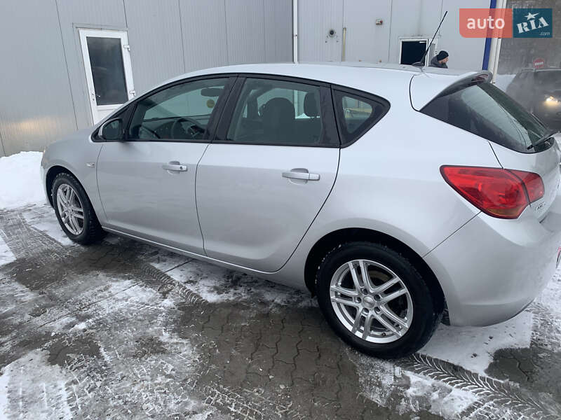 Хэтчбек Opel Astra 2011 в Луцке