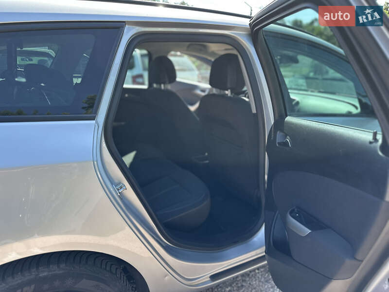 Универсал Opel Astra 2011 в Ровно